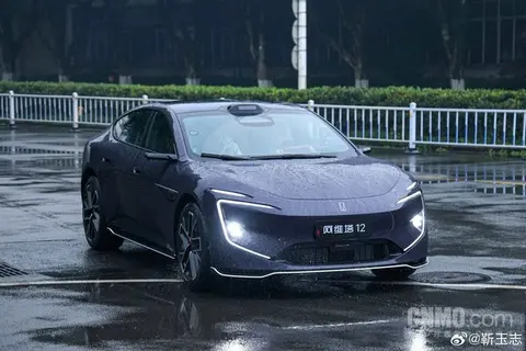 华为靳玉志试驾新款阿维塔12：“智驾小蓝灯”将上车