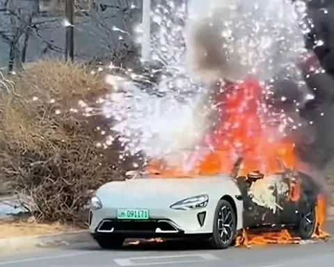 电车烧成骨架，安全气囊竟放烟花，这背后藏着老技术的影子